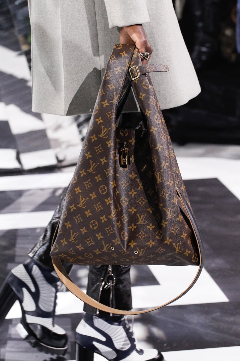 أي المشاهير يعيد موضة الـMonogram  هذا الصيف؟